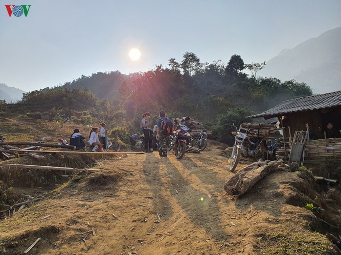 Viewing a spectacular sunset from Ky Quan San mountain - ảnh 4