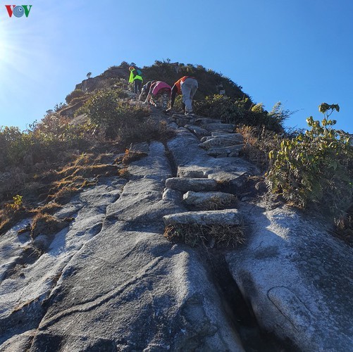 Viewing a spectacular sunset from Ky Quan San mountain - ảnh 7