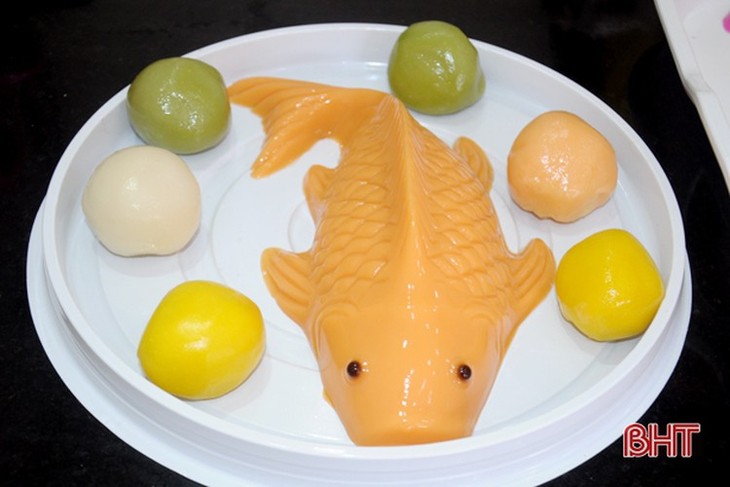 Carp-shaped food items popular snacks on Kitchen Gods Day - ảnh 1