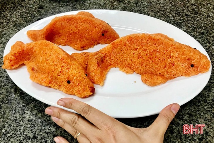 Carp-shaped food items popular snacks on Kitchen Gods Day - ảnh 3