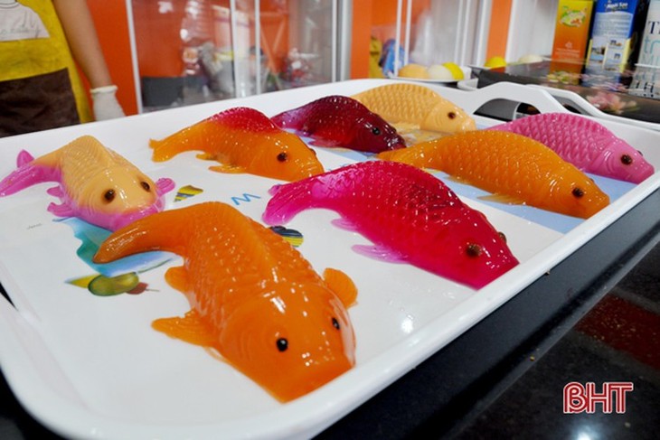 Carp-shaped food items popular snacks on Kitchen Gods Day - ảnh 5