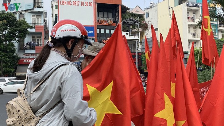 Tet decorations spring up on streets across HCM City - ảnh 4