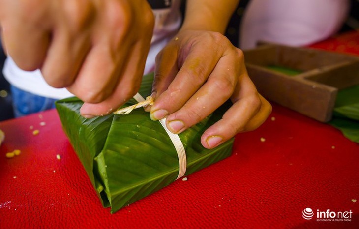 Unique Banh Chung made from salmon goes on sale ahead of Tet - ảnh 11