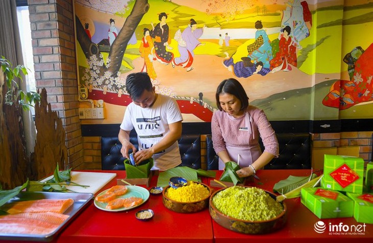 Unique Banh Chung made from salmon goes on sale ahead of Tet - ảnh 17