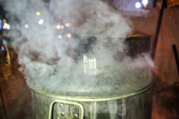 Hanoians boil Banh Chung through the night - ảnh 13