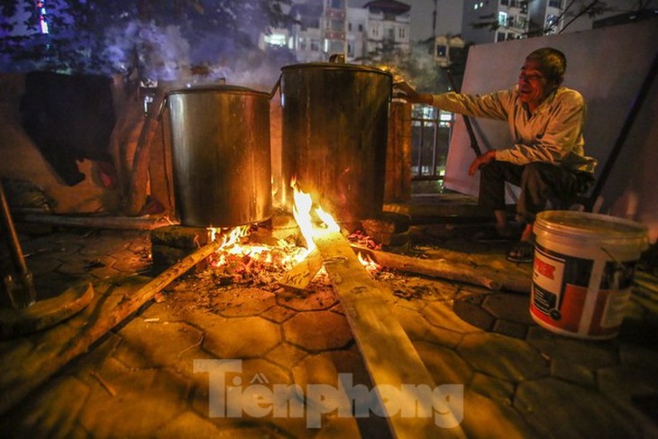 Hanoians boil Banh Chung through the night - ảnh 2