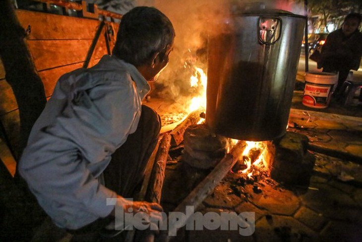 Hanoians boil Banh Chung through the night - ảnh 6