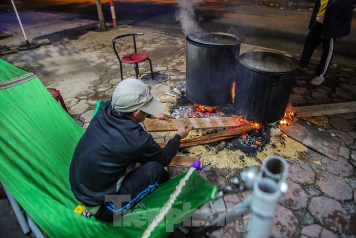 Hanoians boil Banh Chung through the night - ảnh 7