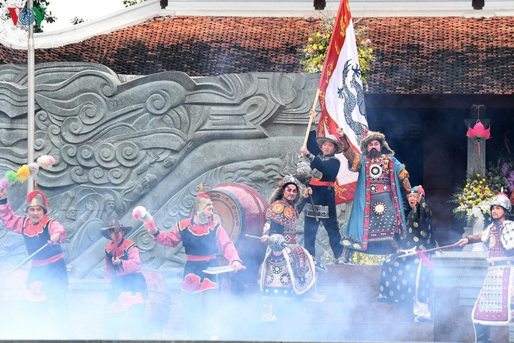 Crowds thrilled at reenactment of Ngoc Hoi-Dong Da victory - ảnh 9