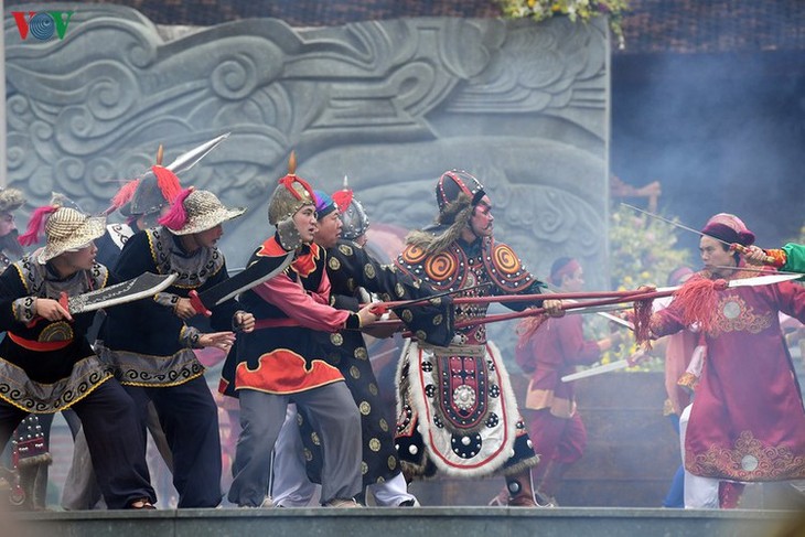 Crowds thrilled at reenactment of Ngoc Hoi-Dong Da victory - ảnh 11