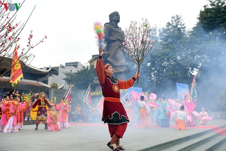 Crowds thrilled at reenactment of Ngoc Hoi-Dong Da victory - ảnh 14