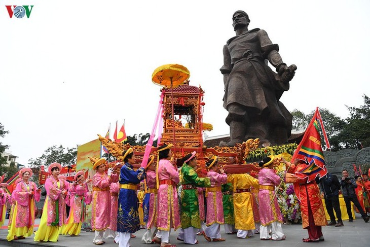 Crowds thrilled at reenactment of Ngoc Hoi-Dong Da victory - ảnh 2