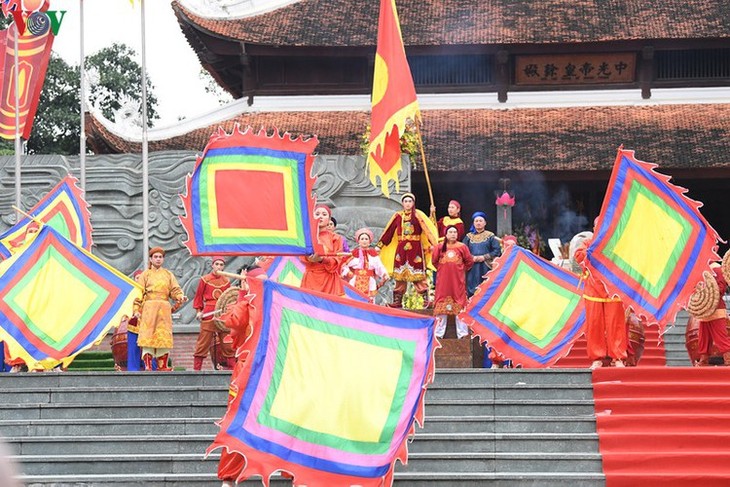 Crowds thrilled at reenactment of Ngoc Hoi-Dong Da victory - ảnh 8