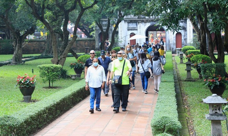 Hustle and bustle returns to Hanoi after impact of COVID-19 - ảnh 10