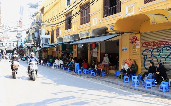 Hustle and bustle returns to Hanoi after impact of COVID-19 - ảnh 3