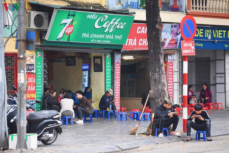 Entertainment areas in Hanoi deserted as COVID-19 fears grip capital - ảnh 7