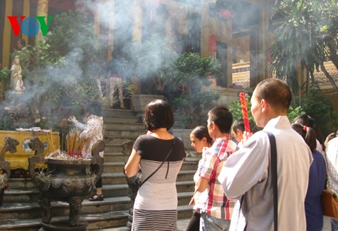 Ceremony to pay tribute to parents held by overseas Vietnamese in Laos  - ảnh 1