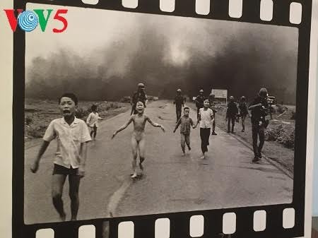 Photographer Nick Ut presents “Napalm girl” photo to Vietnam Women Museum - ảnh 1