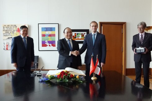 Prime Minister Nguyen Xuan Phuc receives Berlin Mayor  - ảnh 1