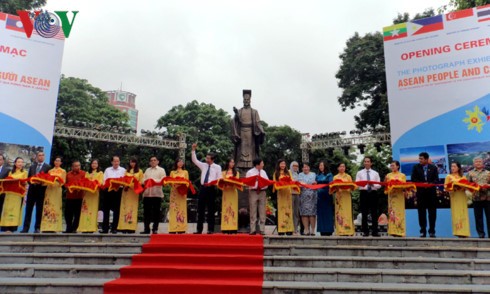 ASEAN photo exhibition opens in Hanoi - ảnh 1