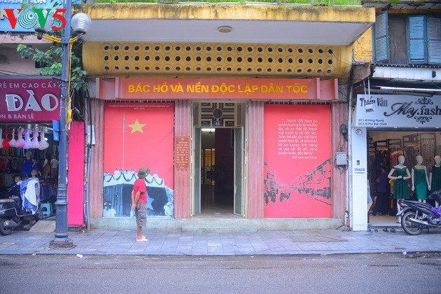   Visiting historical relic house at 48 Hang Ngang street, Hanoi - ảnh 1