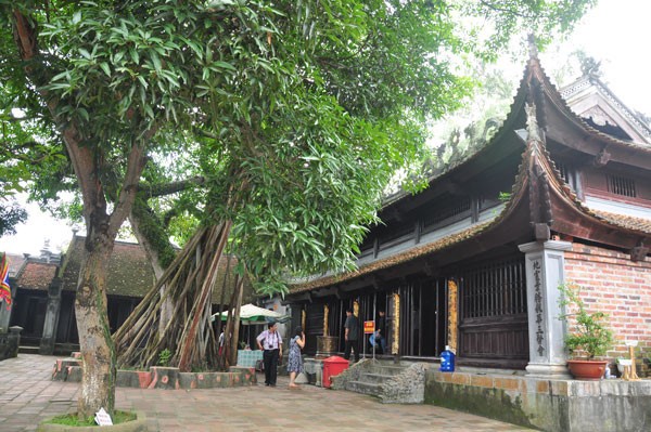 Cua Ong temple overlooks magnificent Bai Tu Long Bay - ảnh 2