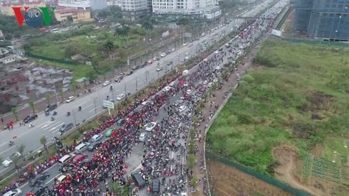 Vietnamese fans celebrate victory of U23 team - ảnh 5