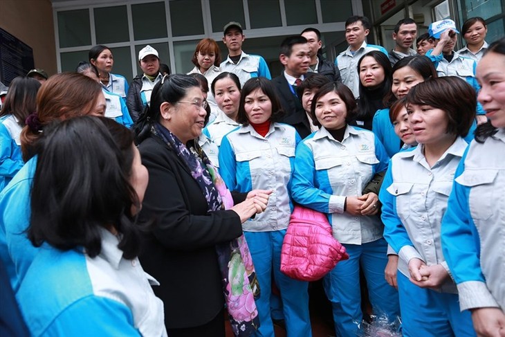 NA Vice Chairwoman Tong Thi Phong visits Hanoi workers - ảnh 1