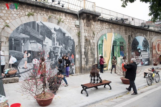 Phung Hung mural street features old Hanoi - ảnh 3