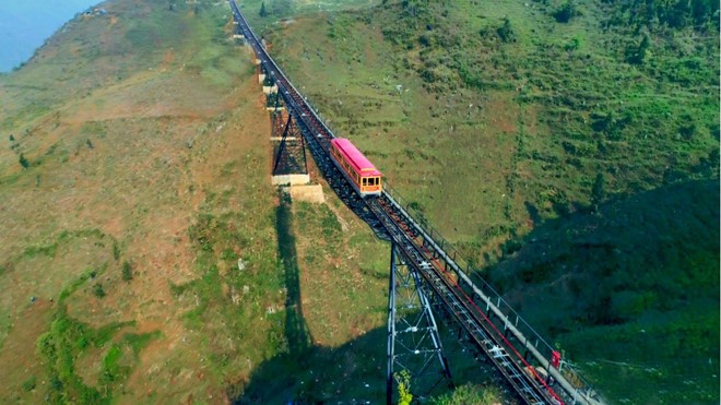 New funicular up Sa Pa mountain launched - ảnh 2