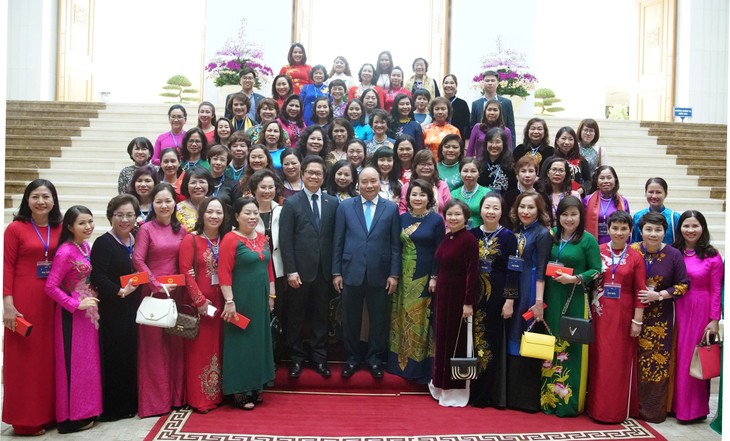 PM meets outstanding businesswomen - ảnh 1