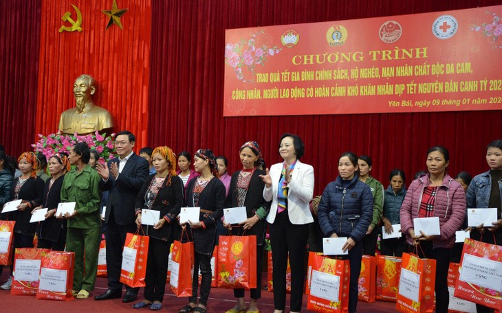 Tet gifts presented to Yen Bai ethnic people - ảnh 1