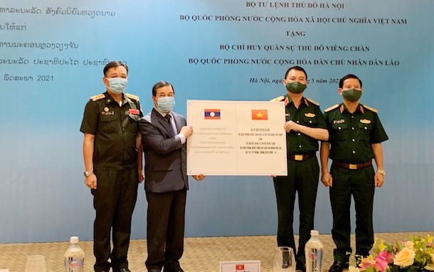 Hanoi Capital High Command aids Laos in COVID-19 fight - ảnh 1