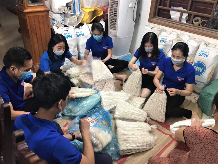 Support delivered to people in pandemic-hit HCM city  - ảnh 1