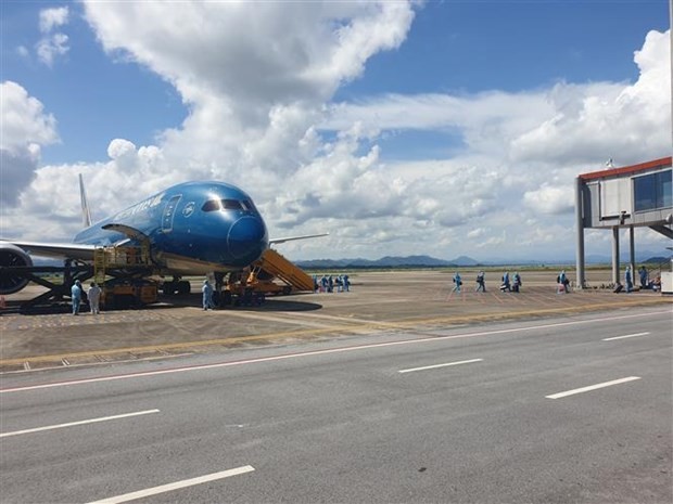 First 'COVID-19 vaccine passport' flight lands at Van Don International Airport - ảnh 1