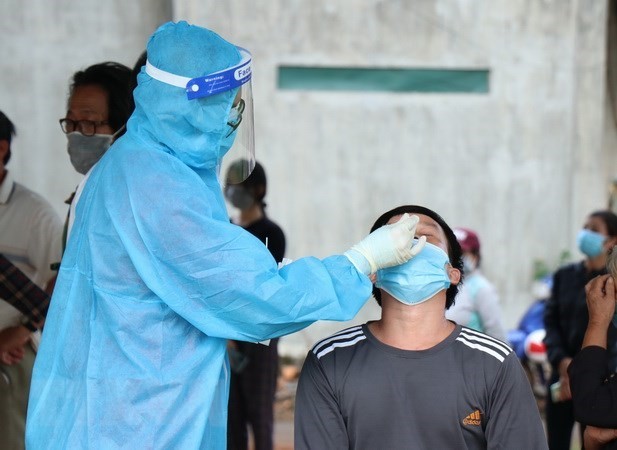 Vietnam records 5,490 new COVID-19 cases on Saturday - ảnh 1