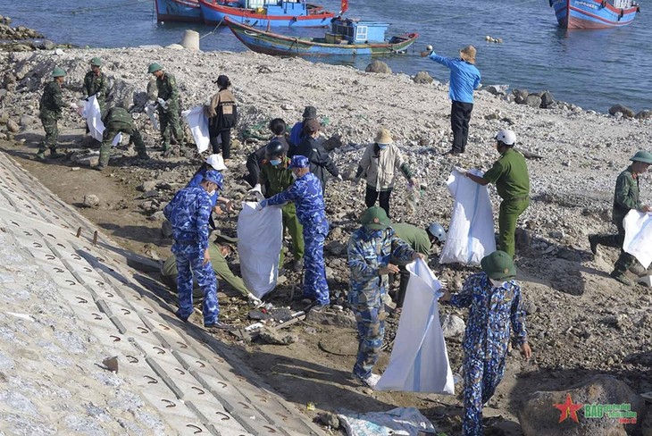 Vietnam Coast Guard stand side by side with Ly Son fishermen - ảnh 1