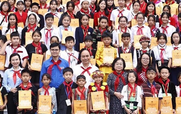 President meets outstanding children from ethnic groups - ảnh 1