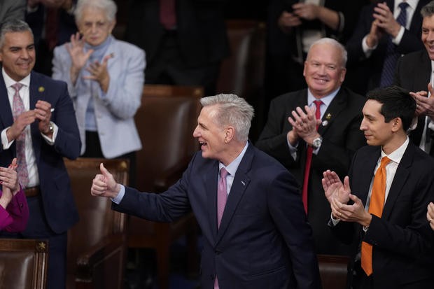 Kevin McCarthy wins speaker race bid after a grueling 4 days and 15 rounds of voting  - ảnh 1