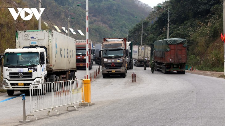 Northern border gates busy after China reopens - ảnh 1