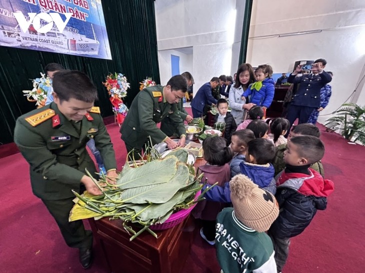 Coastguard Region 1 pays Tet visit to Long Vi island - ảnh 1