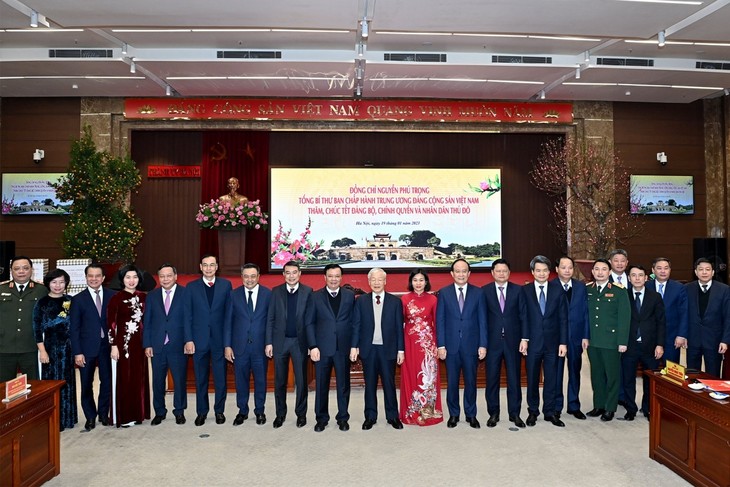 Party leader pay Tet visit to Hanoi leaders and people - ảnh 2