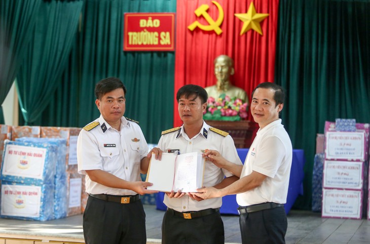 Special books presented to Truong Sa island, DK1 Platform - ảnh 2