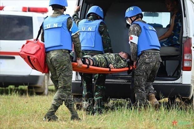 Vietnamese, foreign peacekeepers show off emergency response skills - ảnh 1