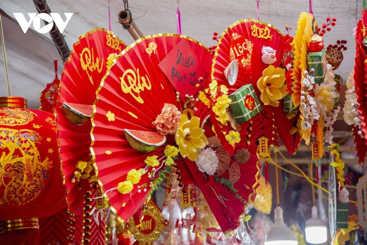 Market for decor items busy ahead of Tet - ảnh 2