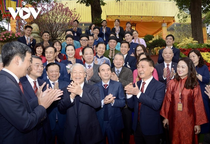 Party leader offers incense at Thang Long Imperial Citadel - ảnh 2