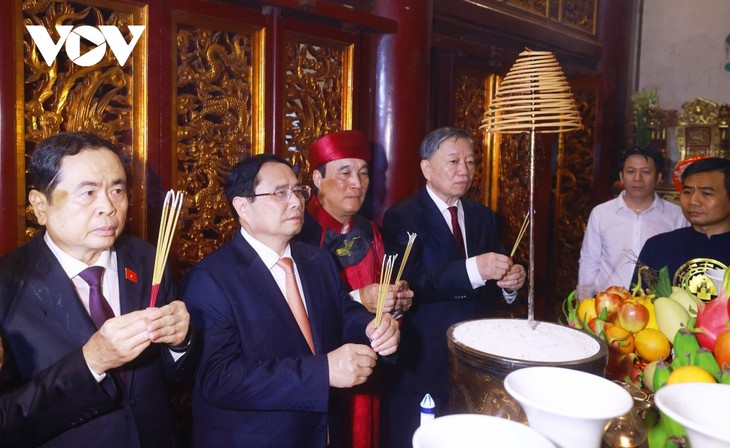 Prime Minister pays tribute to legendary founders of Vietnam - ảnh 1