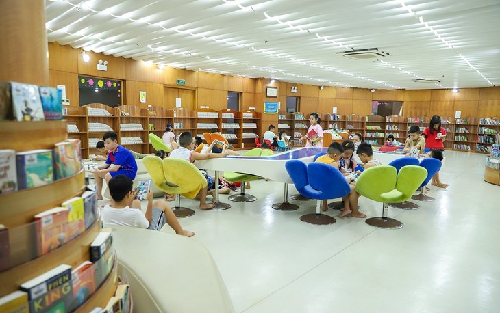 Colorful book space on the shores of Ha Long Bay - ảnh 2