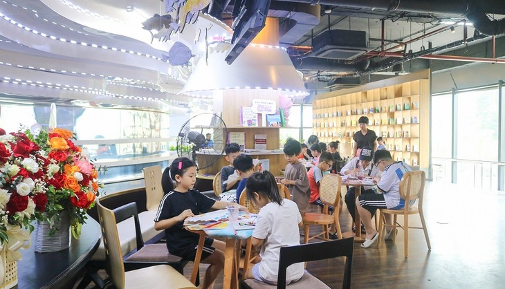 Colorful book space on the shores of Ha Long Bay - ảnh 1