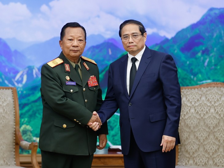 PM Pham Minh Chinh hosts Lao Deputy PM, Defence Minister - ảnh 1